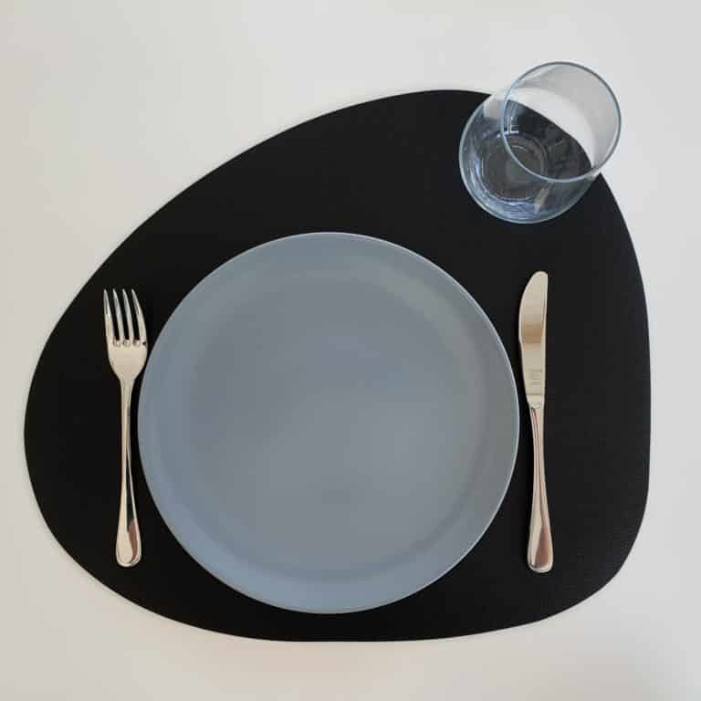 Dækkeserviet Læder Raw Organic Curve Sort fra staging.textilogvoksdug.dk